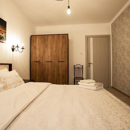 Ultra Lux 3 Rooms Apartment Near Arena City Киев Екстериор снимка