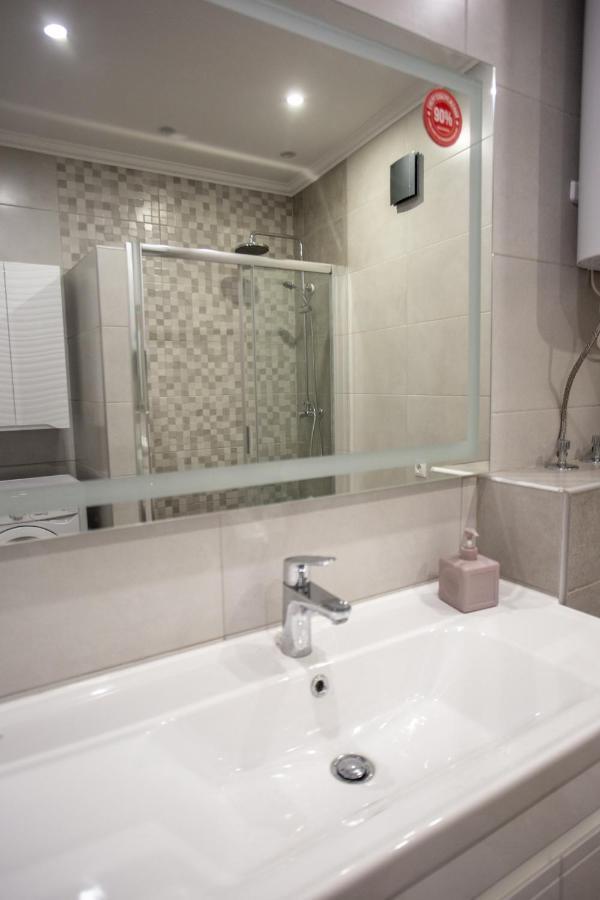 Ultra Lux 3 Rooms Apartment Near Arena City Киев Екстериор снимка